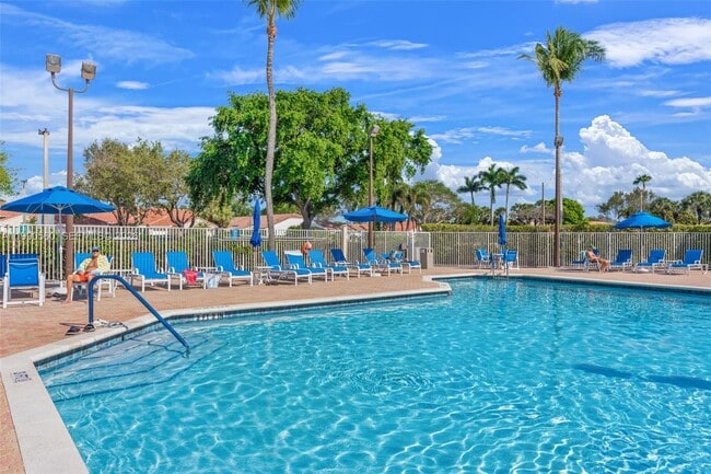 Building Photo - 15465 Lake Magnolia Pl