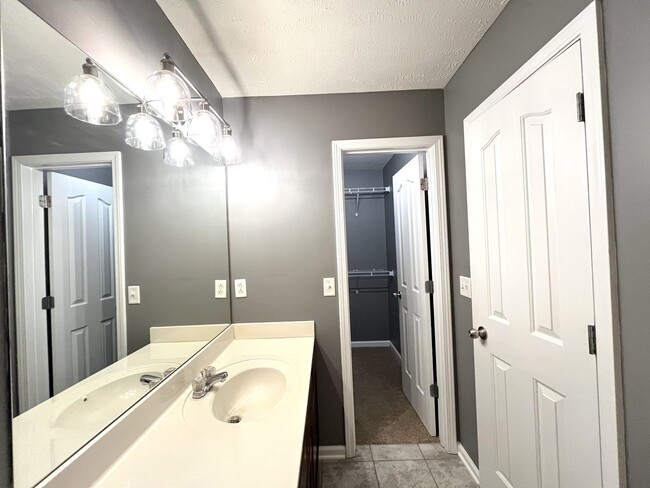 Building Photo - INDIAN PARK END UNIT TOWNHOME!