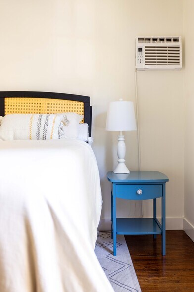 Bedroom - 1290 Devon Ave