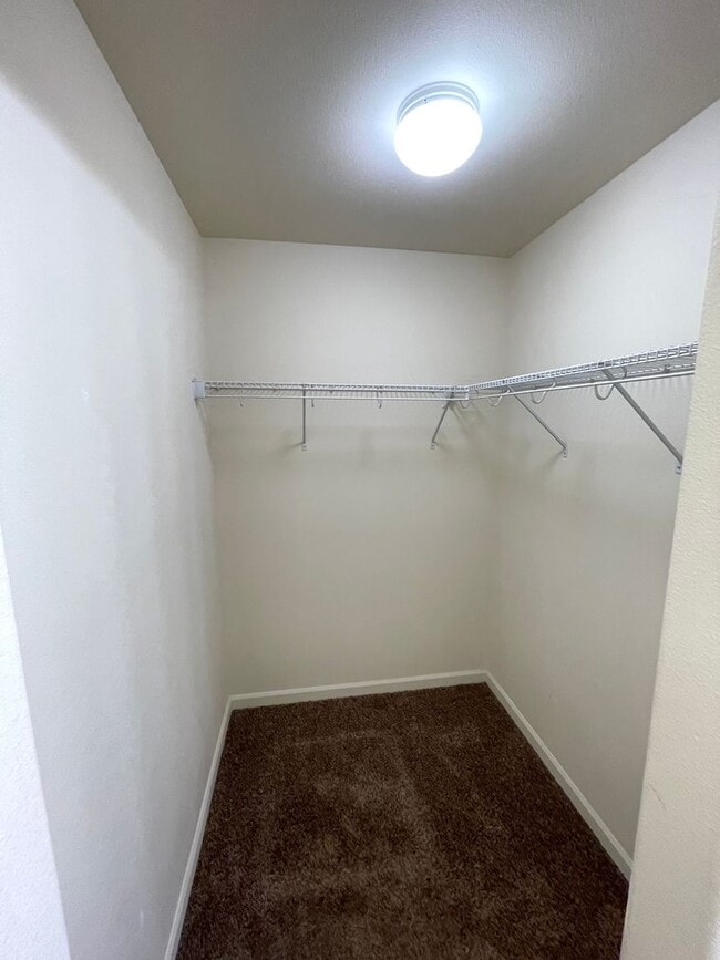 Building Photo - Beautiful Three Bedroom Two Bath in Kennewick