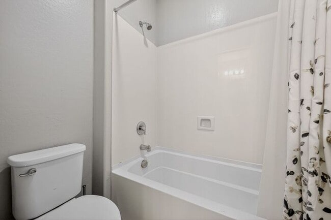 Building Photo - Stunning 5 Bed/5Bath Home in Gated Community – Over 3,100 SqFt of Modern Living -New Carpet throu...