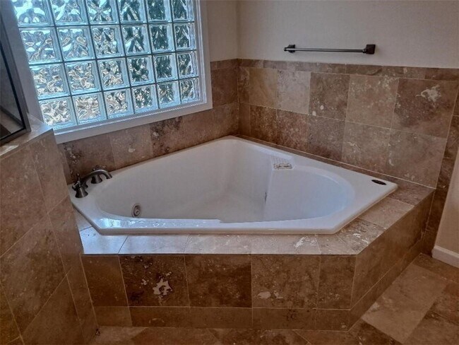 Building Photo - 2431 Coosawattee Dr NE