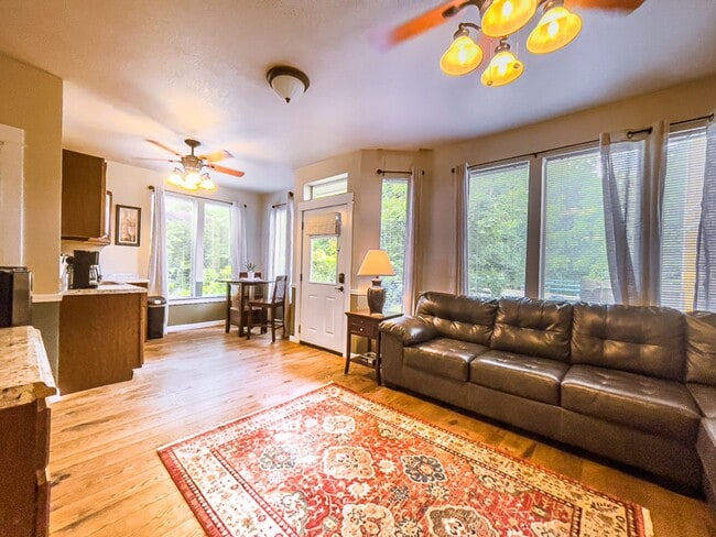 Building Photo - Jackson Creek Suite: Fully Furnished Charming Condo Nestled in Near a Creek $300