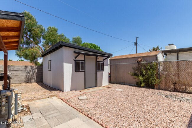 Building Photo - 2210 E Everett Dr