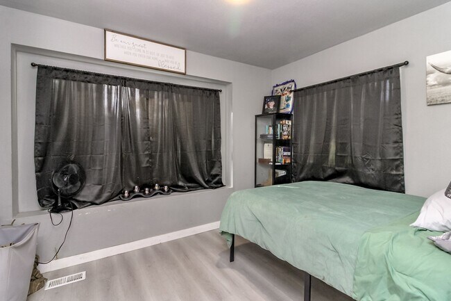 Building Photo - Updated 2 bedroom manufactured home on large corner lot