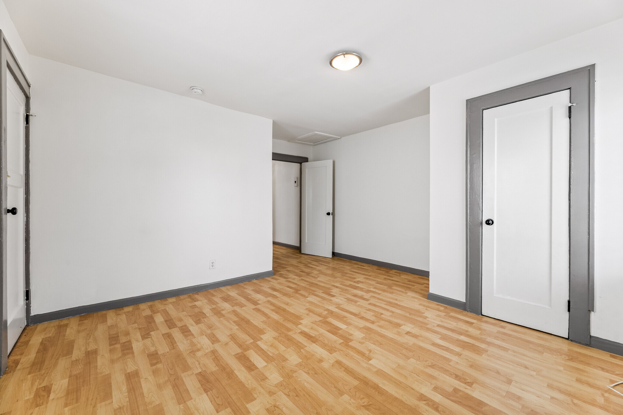 Building Photo - 1339 S Sycamore Ave