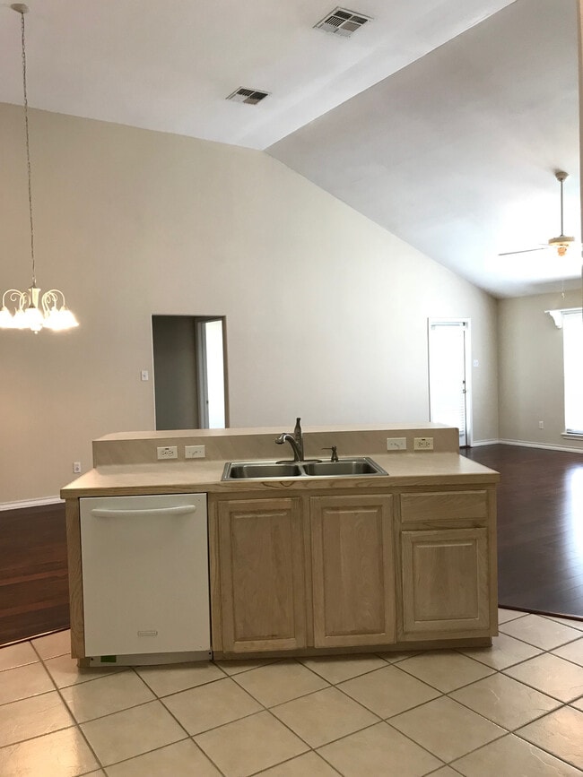 Building Photo - 5642 Lipes Blvd