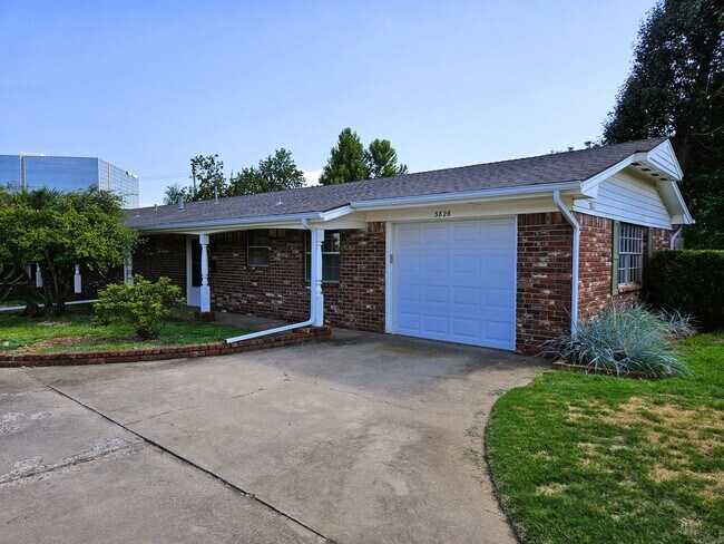 Building Photo - Beautiful 2 Bed 2 Bath Moments Away From L...