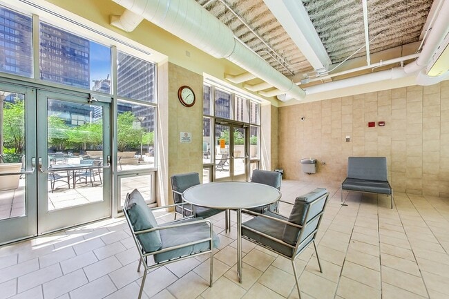 Building Photo - 222 N Columbus Dr