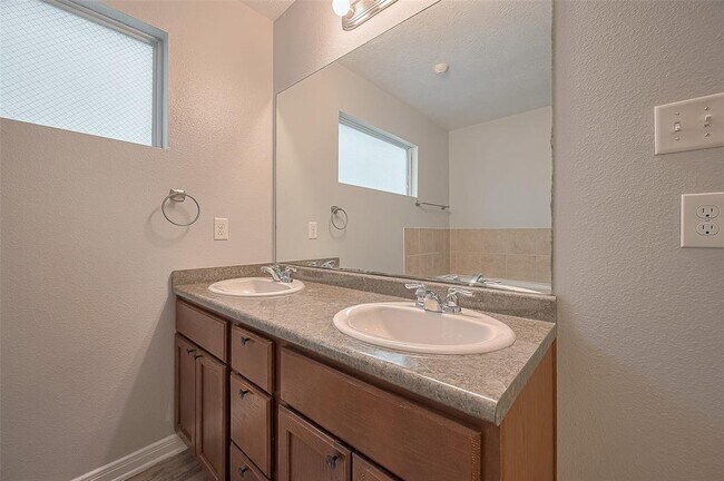 Building Photo - 5009 Willow Point Dr