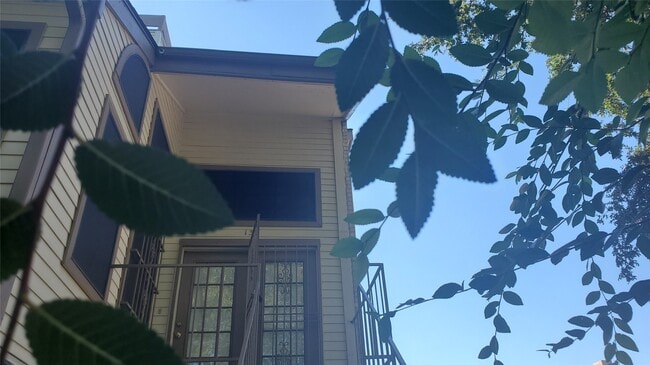 Building Photo - 2425 Holly Hall St