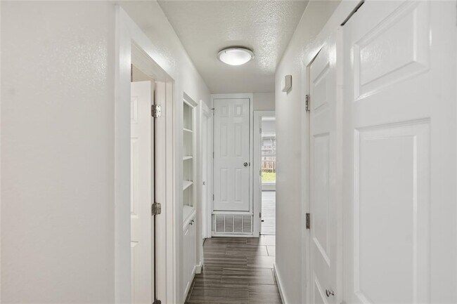 Building Photo - 5503 Basswood Ln