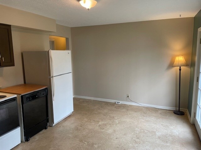 Building Photo - 9103 Cedarwood Dr