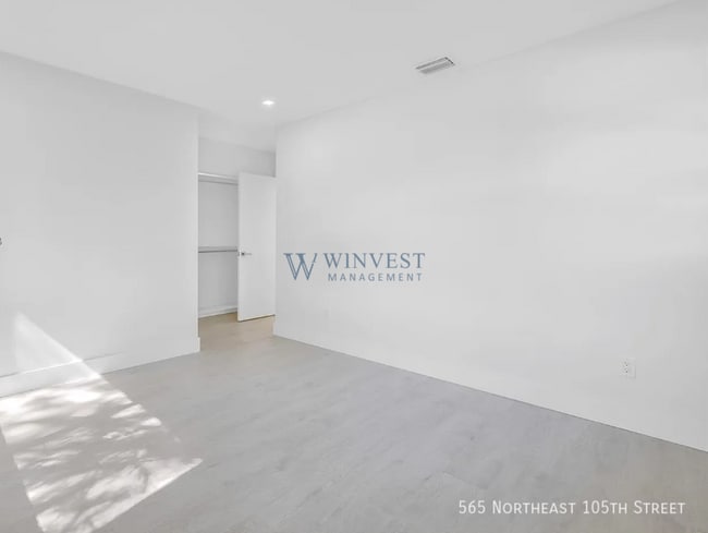 Building Photo - 565 NE 105th St