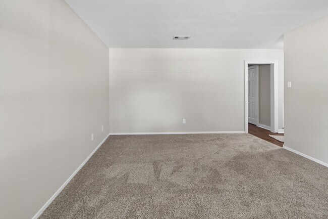 Building Photo - 2027 Ottawa Ln