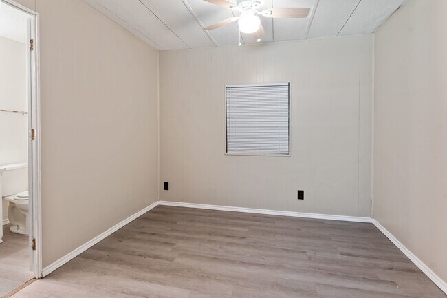 Building Photo - 112 Queenswood Dr