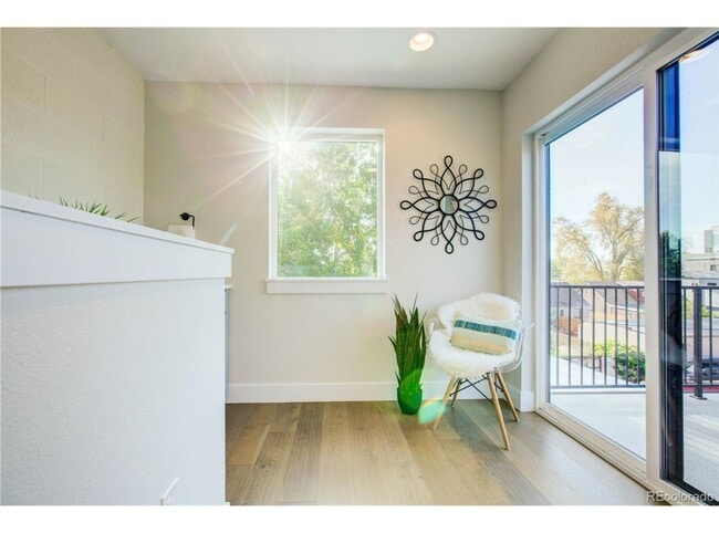 Building Photo - Available Now -  Unbelievable 2 Bed with R...