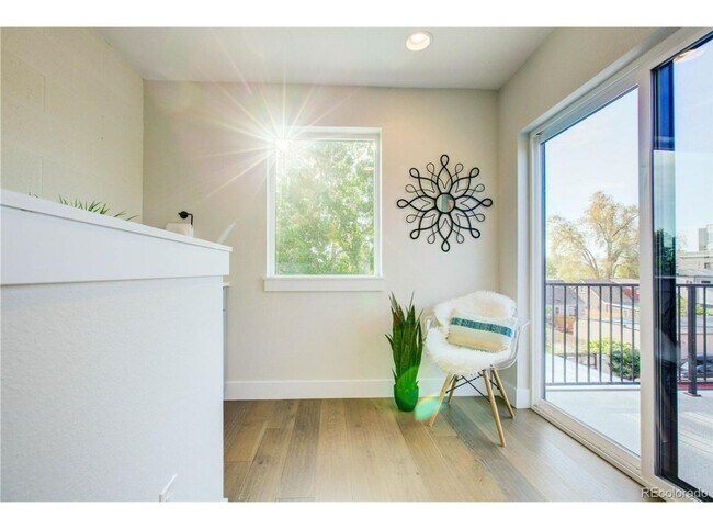 Building Photo - Unbelievable 2 Bed + Den Townhome - The Ul...