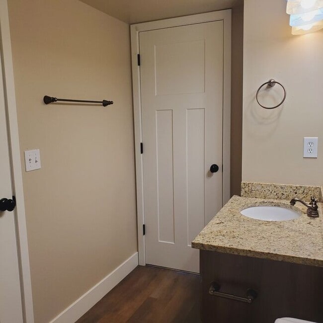 Building Photo - Spacious 2 Bed 1.5 Bath Townhome in Murray...