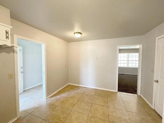 Building Photo - Spacious 3 Bedroom w/ 2 Car Garage