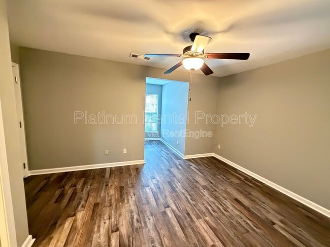 Building Photo - 250 Amal Dr SW