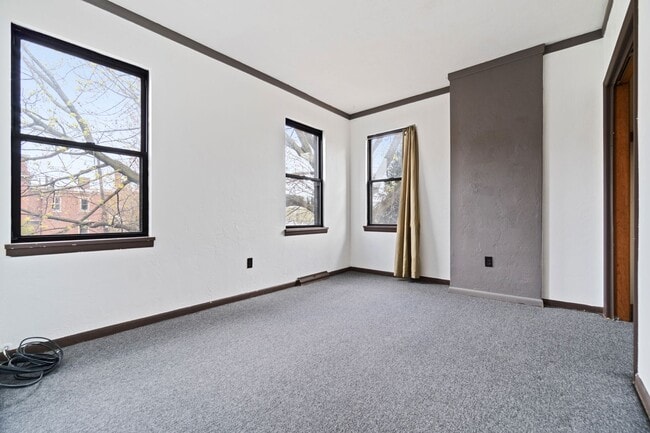 Building Photo - Charming - Manchester Home