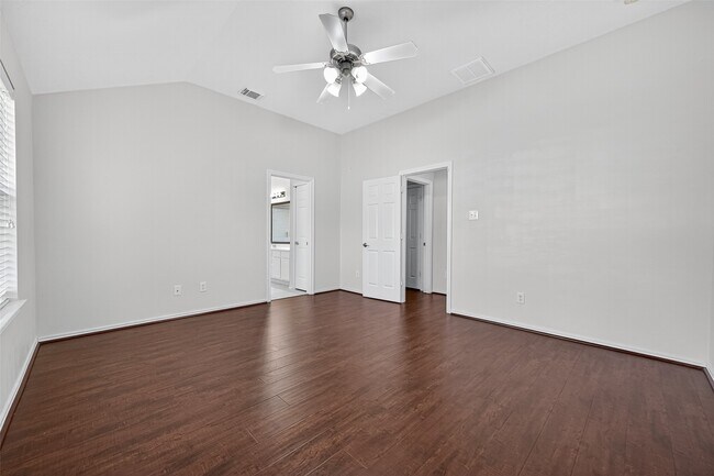Building Photo - 6927 Great Oaks Shadow Dr