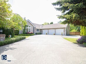 Building Photo - Beautiful 4BR Home Near Orting with Large Yard, Oversized Garage & A/C