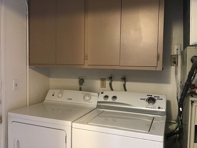 Building Photo - 2 Bedroom Reno Condo in Gated Community...