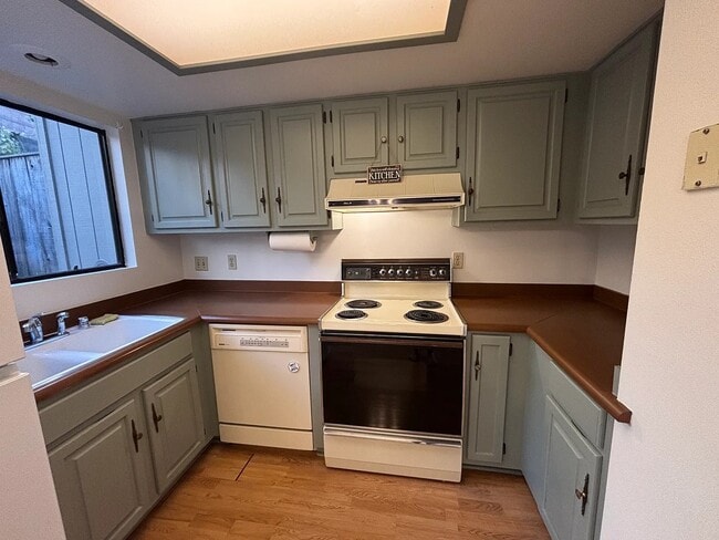 Building Photo - 750 Chorro St