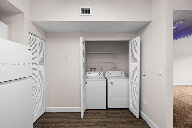 Building Photo - 6976 SW 39th St