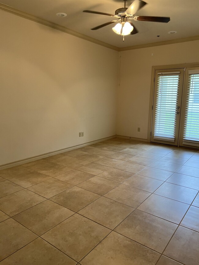 Building Photo - 10510 Sandia Dr