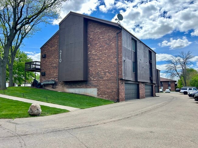 Building Photo - 210 Royal Ct