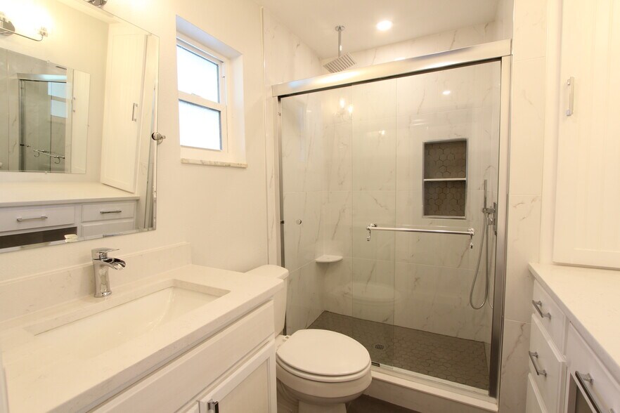 Master Bathroom - 6987 Duncansby Ave N
