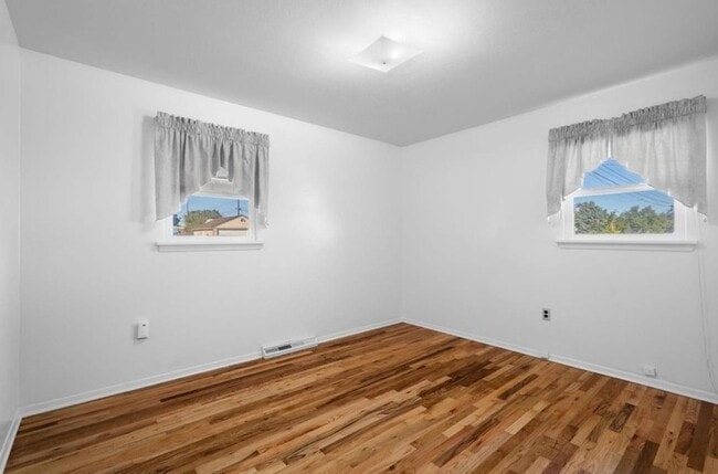 Building Photo - 603 E Columbia Ave