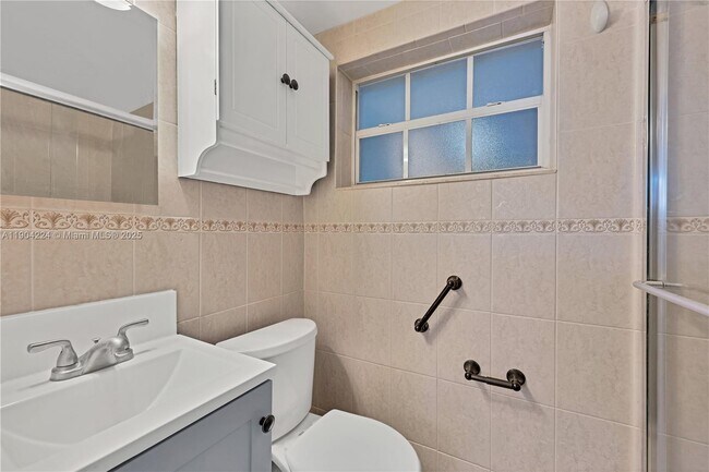 Building Photo - 818 NE 3rd St