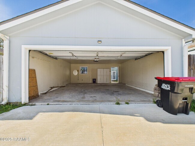 Building Photo - 19 Courtyard Cir