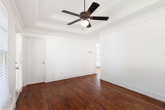 Building Photo - Updated 3/2 Bungalow w/ Large Backyard & M...