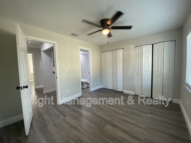 Building Photo - 206 St Petersburg Dr E