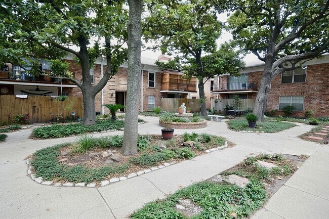 Building Photo - 2822 Briarhurst Dr