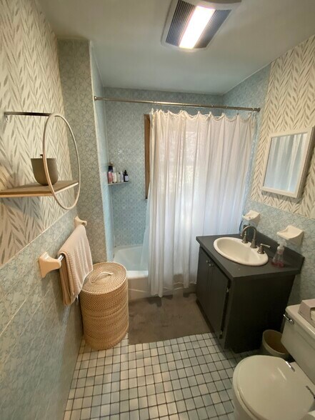 Building Photo - 23 Train St