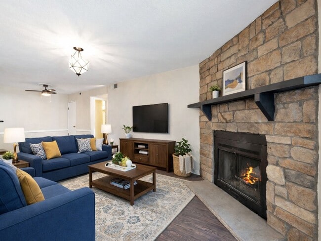 Building Photo - 1BR Condo • Fireplace • Balcony in Aurora