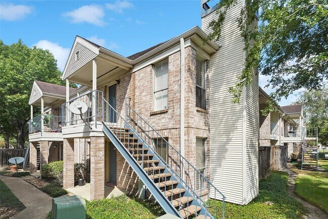 Building Photo - 3900 Woodchase Dr