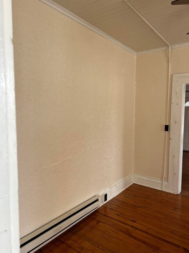 Building Photo - Beautiful apartment with mountain views, walking distances to Down Town Mars Hill!  Washer and dr...