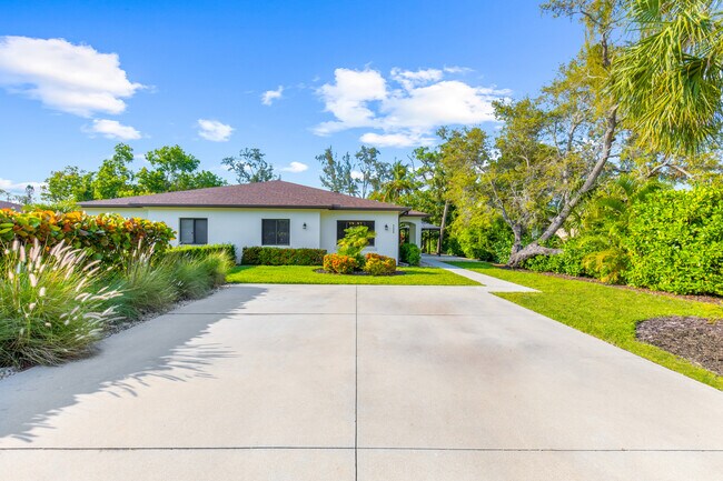 Private driveway holds 4 cars - 4400 Vanda Dr