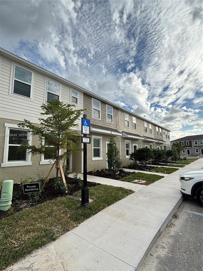 Building Photo - 8768 Daybreak St