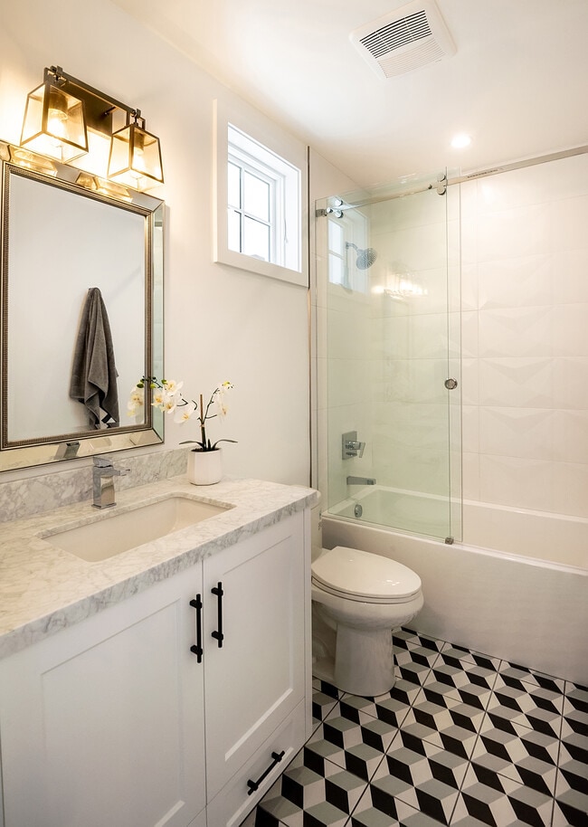 Building Photo - 724 13th St