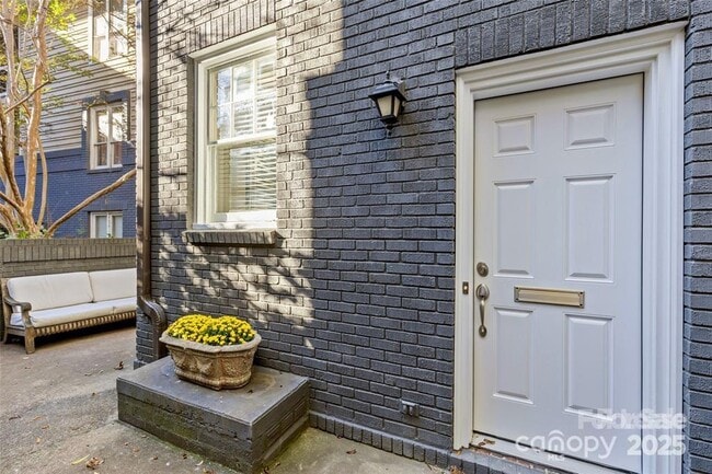 Building Photo - 609 Queens Rd