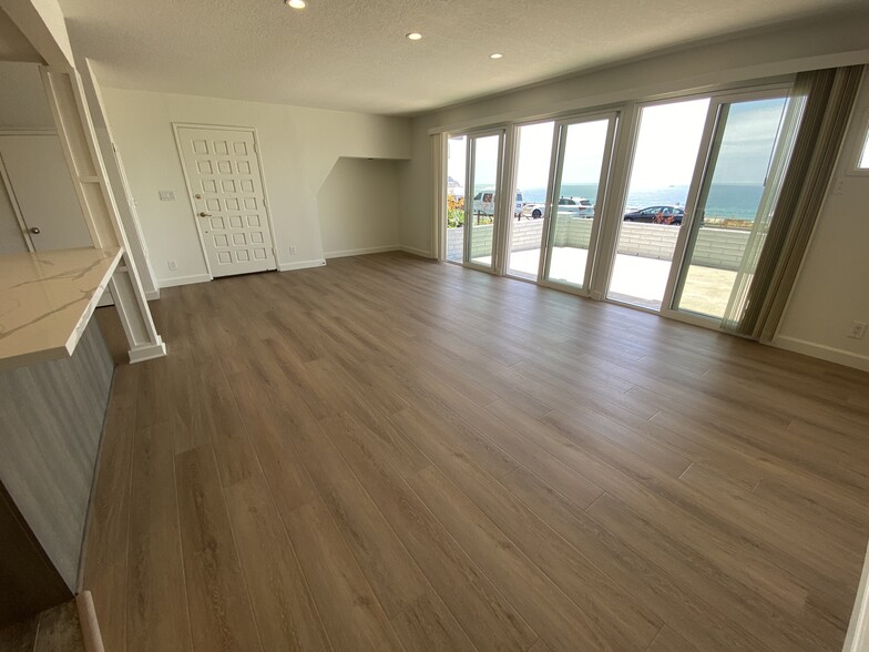 Building Photo - 320 Paseo De La Playa