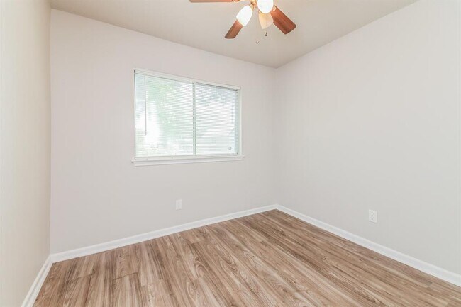 Building Photo - 1406 Ridgecrest Dr